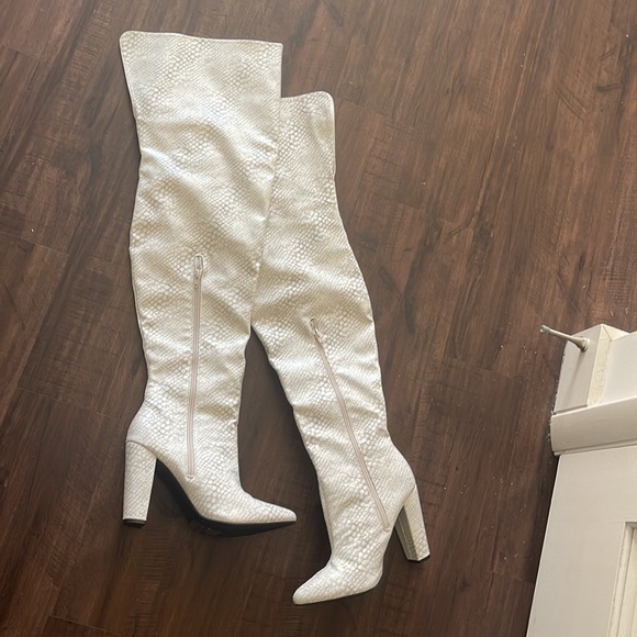 BRAND NEW OVER THE KNEE BOOTS - Picture 3 of 3